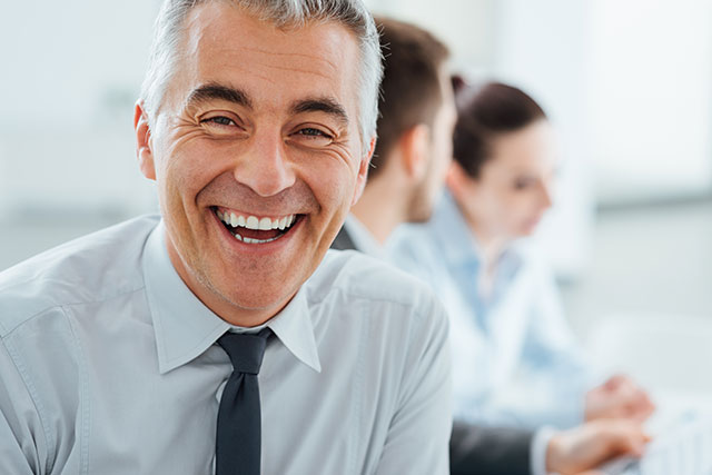 Confiante empresário sorridente posando — Fotografia de Stock