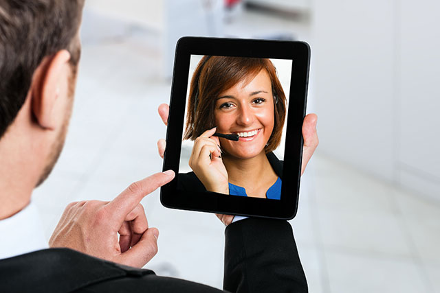 Homem usando seu tablet, para entrar em contato com um representante de atendimento ao cliente — Fotografia de Stock